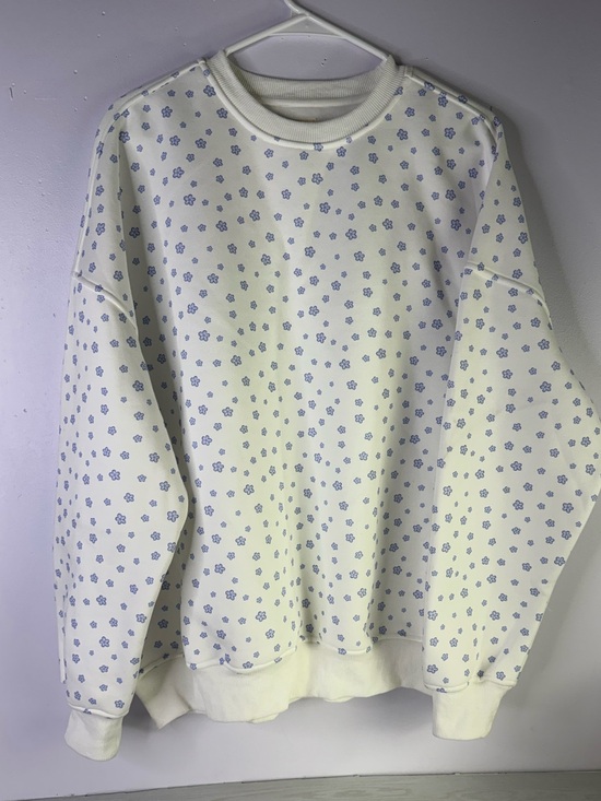 SUNKISSED COCONUT Tops - SUNKISSED COCONUT White Lilo Blue Floral Sweatshirt size large